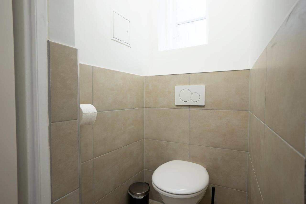 Spacious Cosy With A Balcony And A King-size Bed 15 Minutes Away From Stephansdom Viena